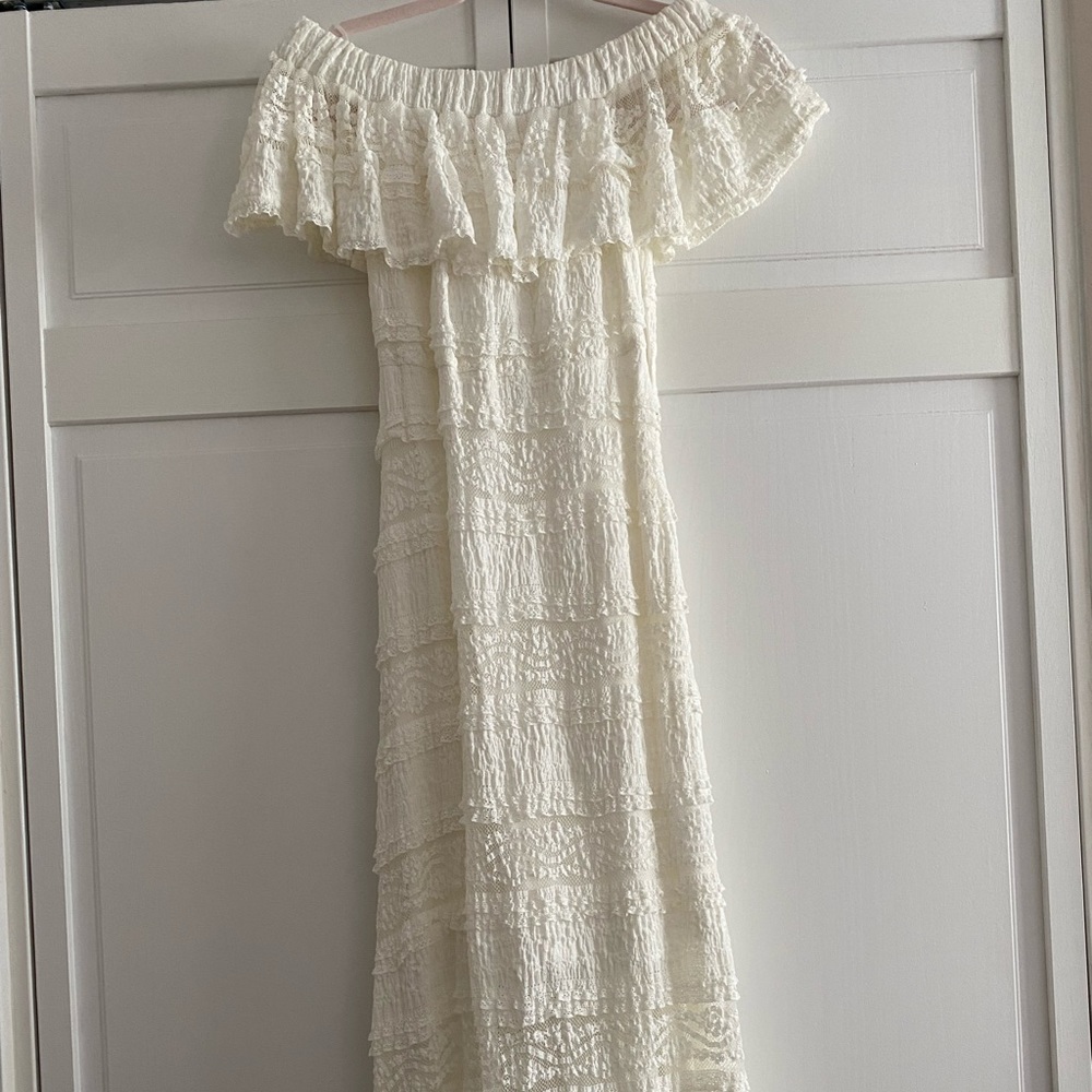 White MIDI dress. With lace. Off the shoulder